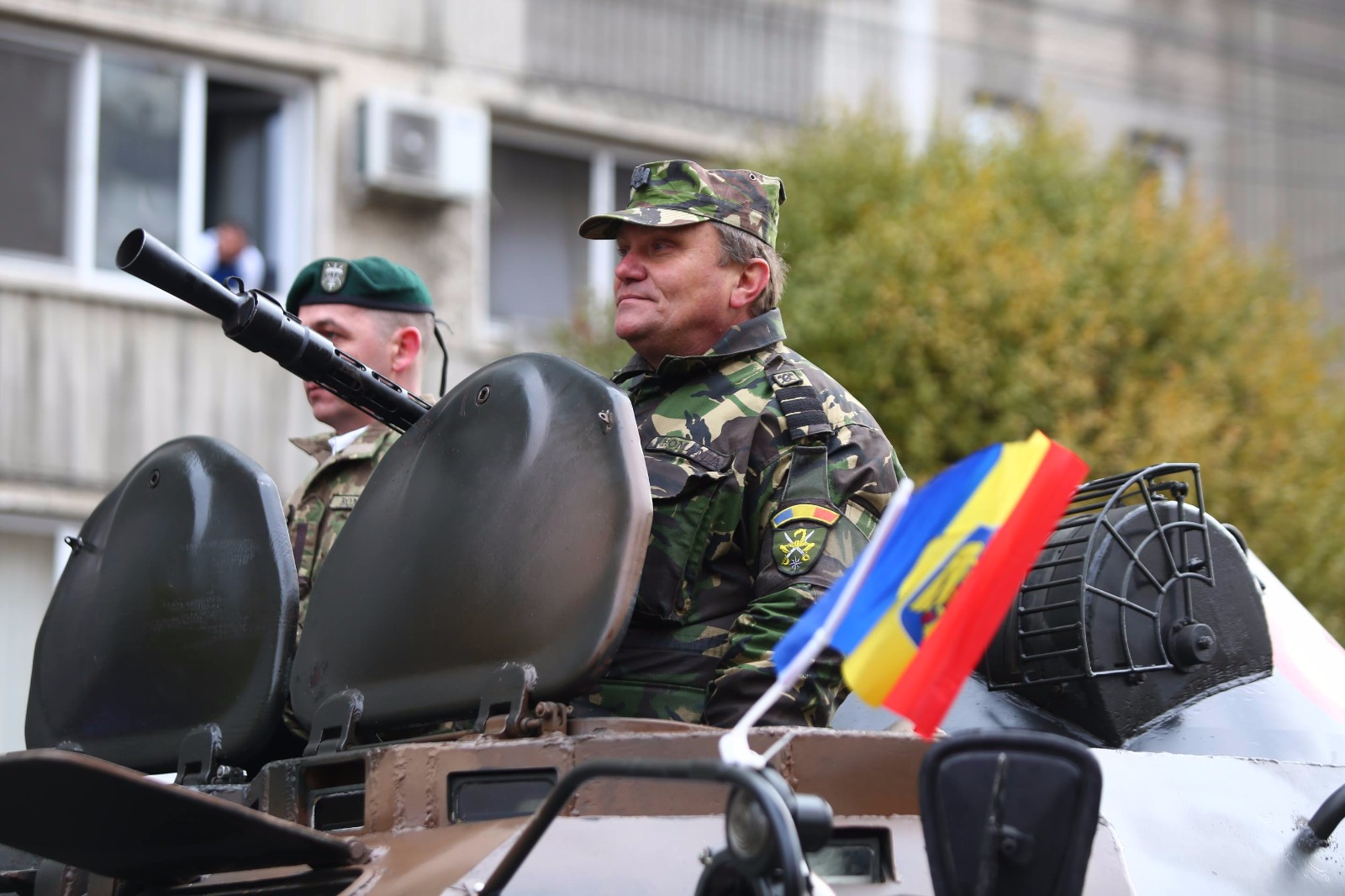 GALERIE FOTO/ Mii de timișoreni au înfruntat frigul să vadă parada militară. Și aici oamenii au huiduit discursul transmis de Viorica Dăncilă