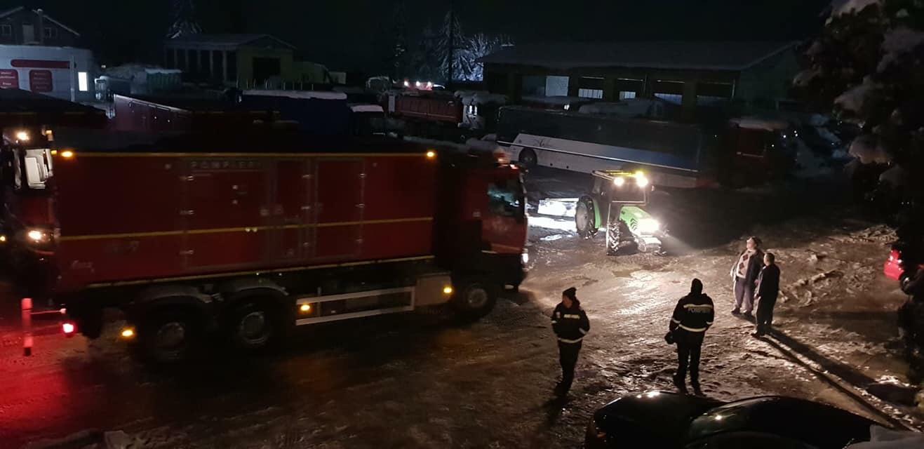 UPDATE | Zeci de localități au rămas fără curent electric din cauza vremii severe. MAI a anunțat că 78.480 de locuințe sunt în această situație