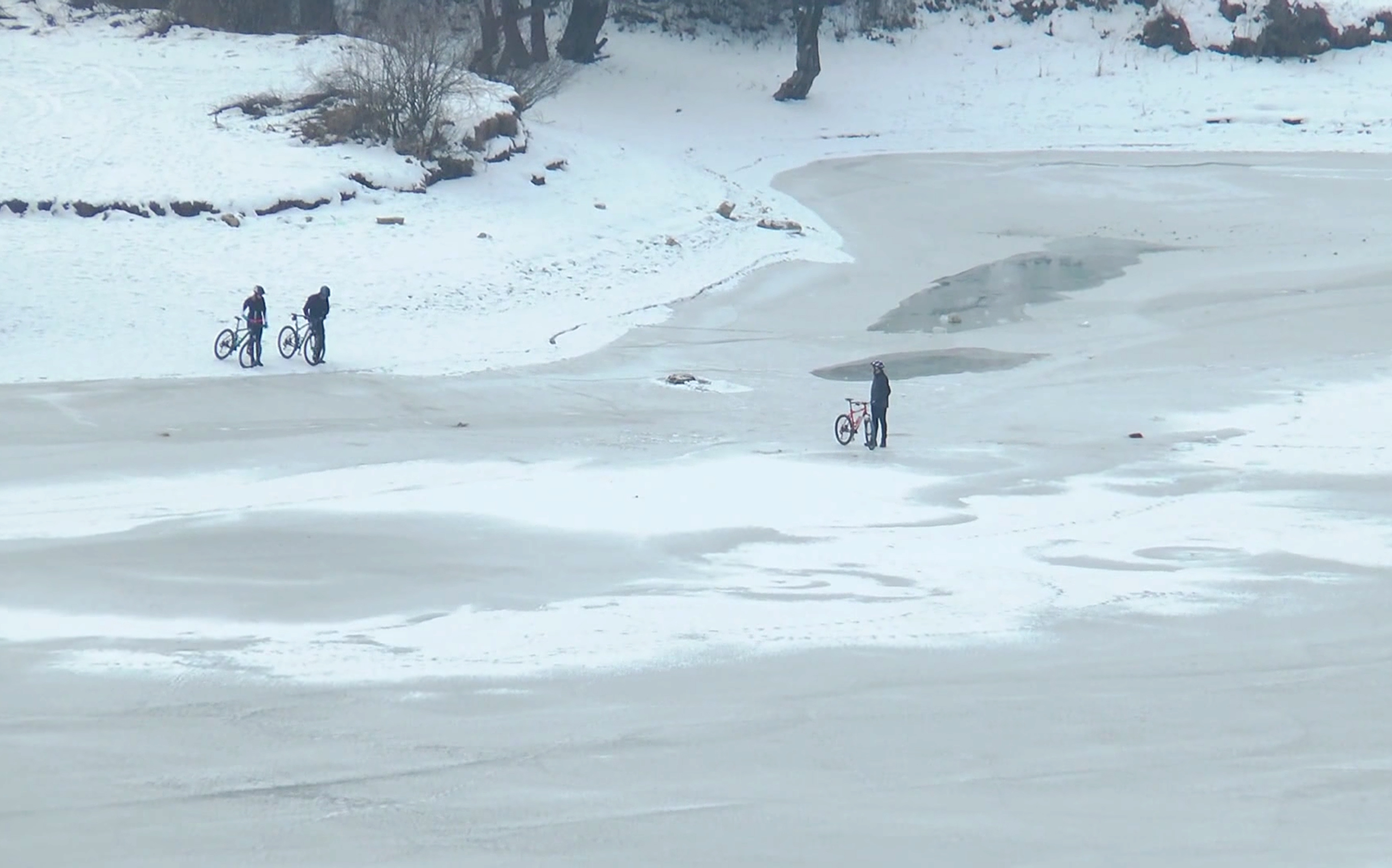 Tinerii patinează pe Lacul Cinciș din Hunedoara care a înghețat. Gheața se poate sparge oricând