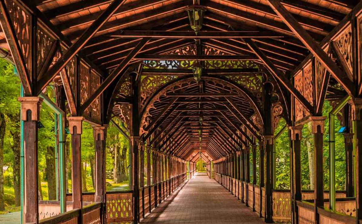 REPORTAJ/ Parcul prin care se plimba Împărăteasa Sissi va fi refăcut din temelii cu bani europeni. Are cea mai lungă alee acoperită din Europa/ FOTO