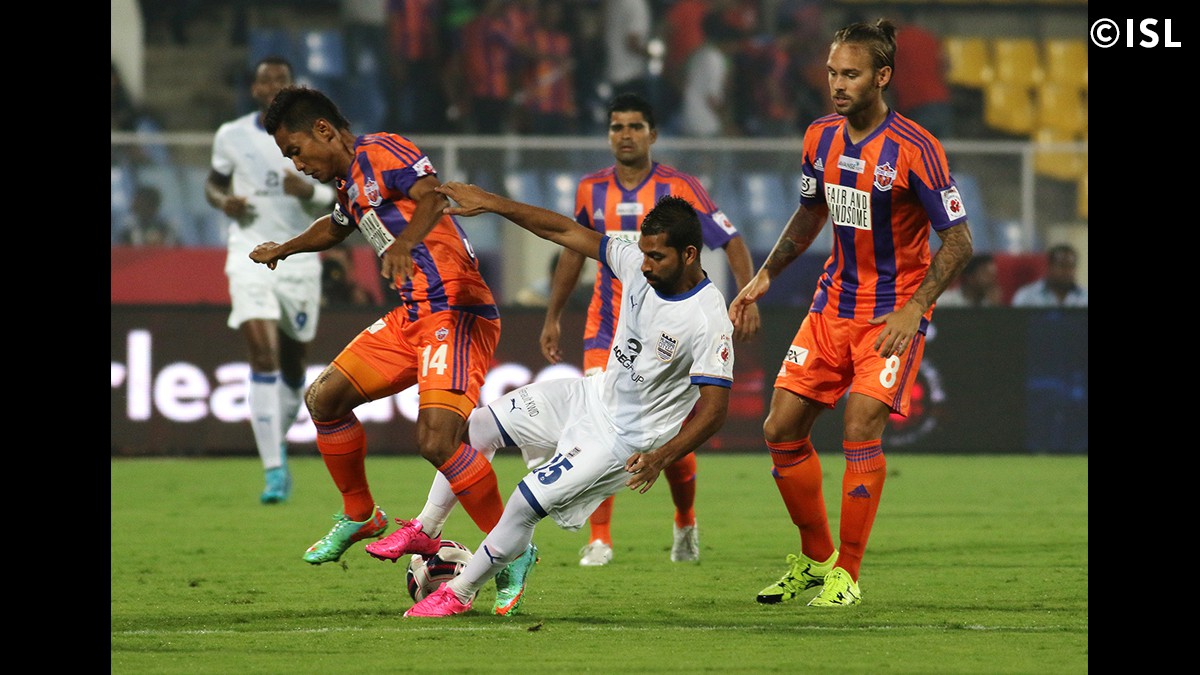 Mutu și-a început cu o pasă de gol aventura în India! Vrea să redevină titular la națională, dar a început ca rezervă partida Pune - Mumbay 3-1. ^Piteșteanul a intrat pe teren în minutul 61. Tricolorul a fluturat în tribune / FOTO