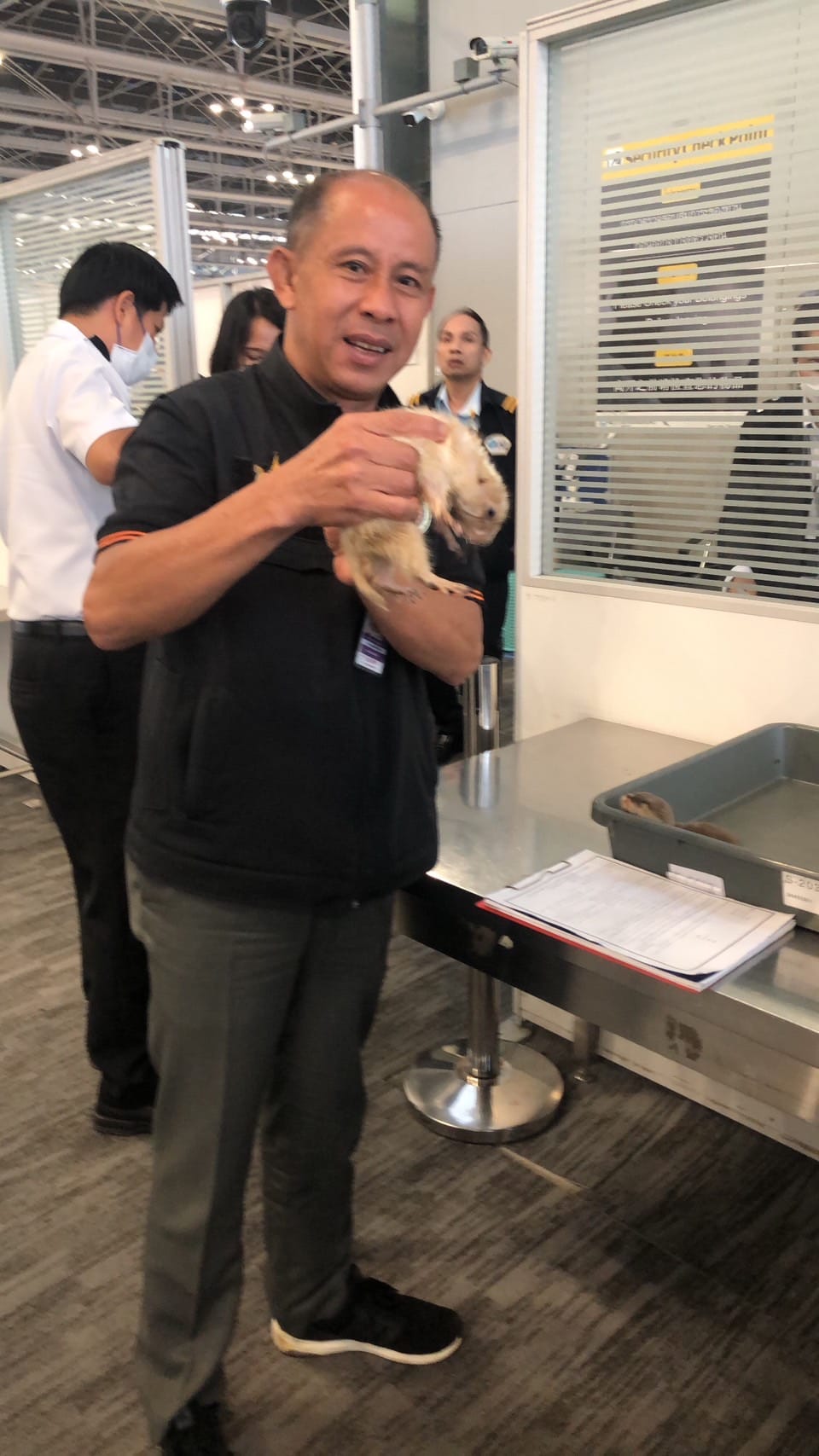 Un bărbat a încercat să iasă din Thailanda cu două vidre și un câine de prerie, dar a fost prins pe aeroport. Unde ascunsese animalele