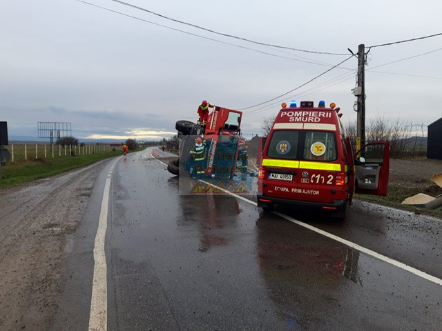 Două autocisterne, dintre care una plină cu motorină, s-au răsturnat pe șoselele din România
