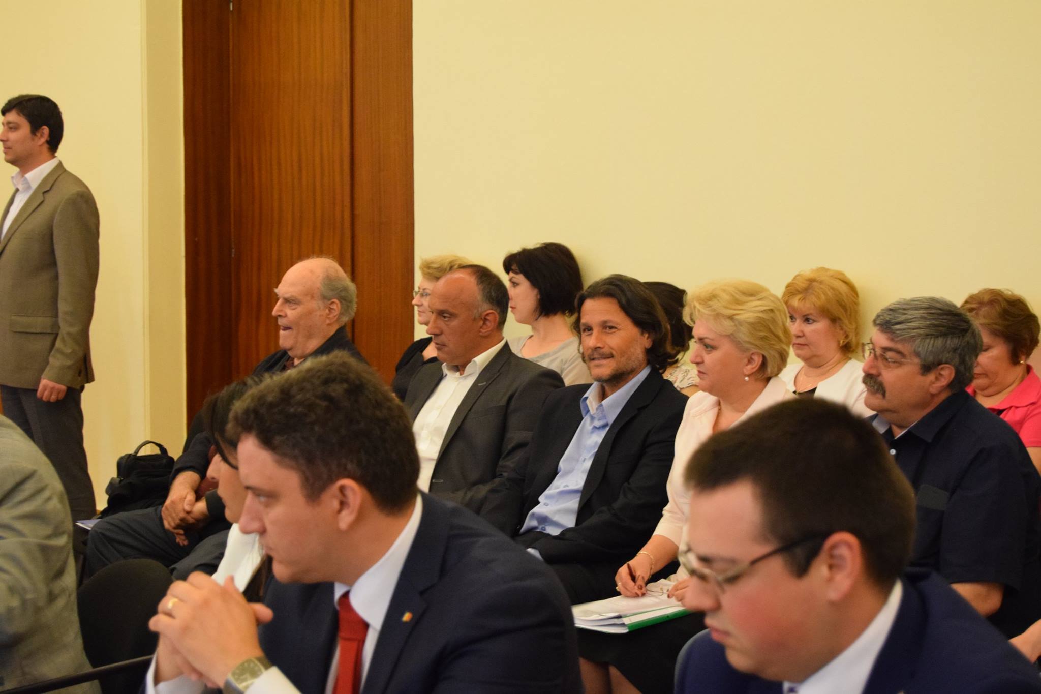 S-a întâmplat la Iași. Și-au prelungit contractele, iar apoi au mers să dea cadouri politicienilor / GALERIE FOTO