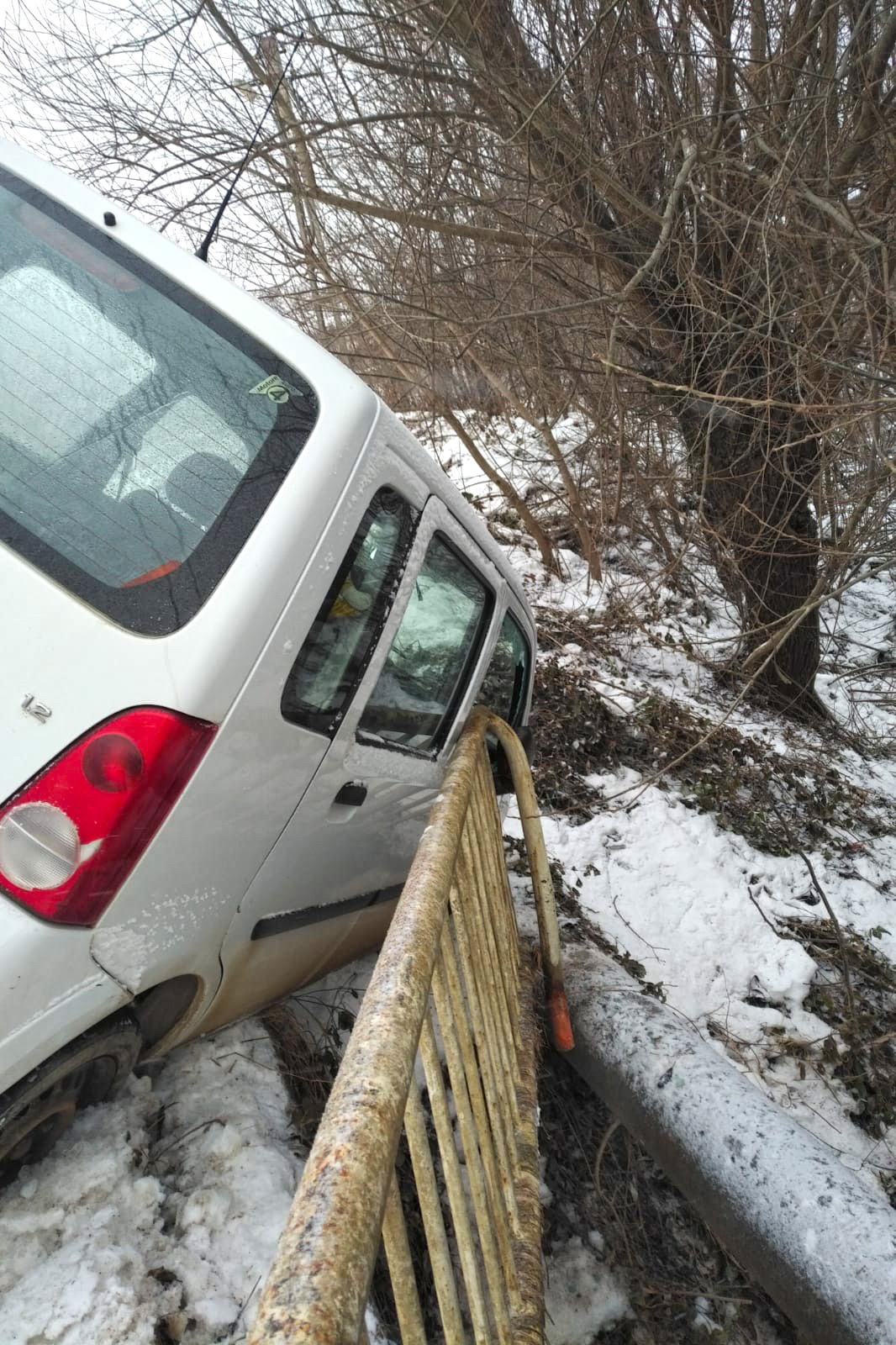 O femeie blocată într-o mașină care rămăsese suspendată pe un pod din județul Suceava a fost salvată de pompierii militari