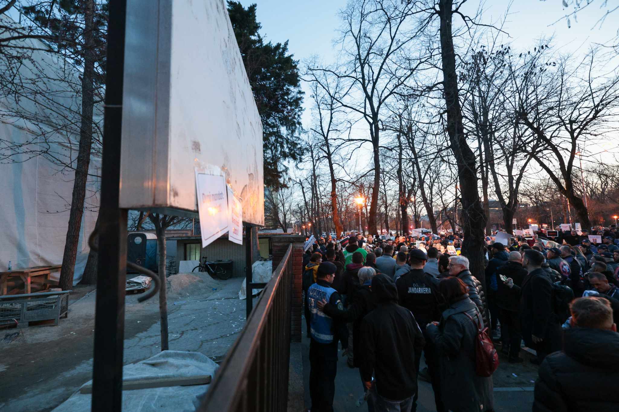 Protest AUR în fața imobilului din Aviatorilor renovat în secret pentru 7 milioane de euro: „După mandat, un palat”