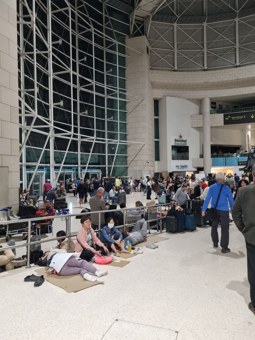 Român blocat de pana de curent pe aeroportul din Lisabona: „Nu mai stă nimeni cu nasul în telefon!”