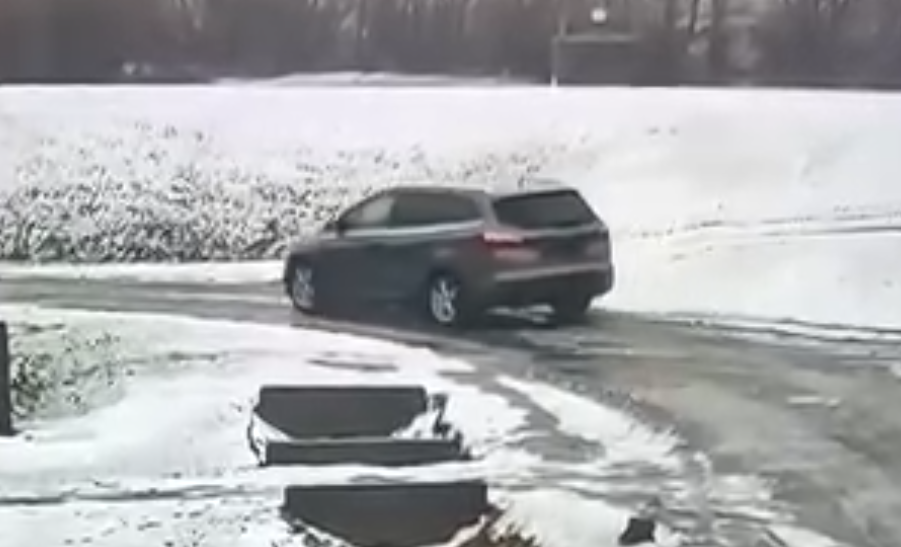 Videón, ahogy gyerekkel a hátsó ülésen lopják el az autót a sülysápi bölcsőde elől