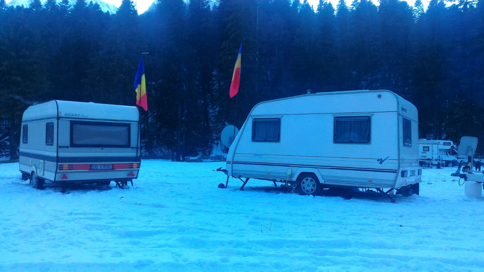 REPORTAJ/ Camping pe Valea Cerbului, în plină iarnă. Împătimiții muntelui nu se lasă descurajați nici de frig, nici de gunoaie/VIDEO