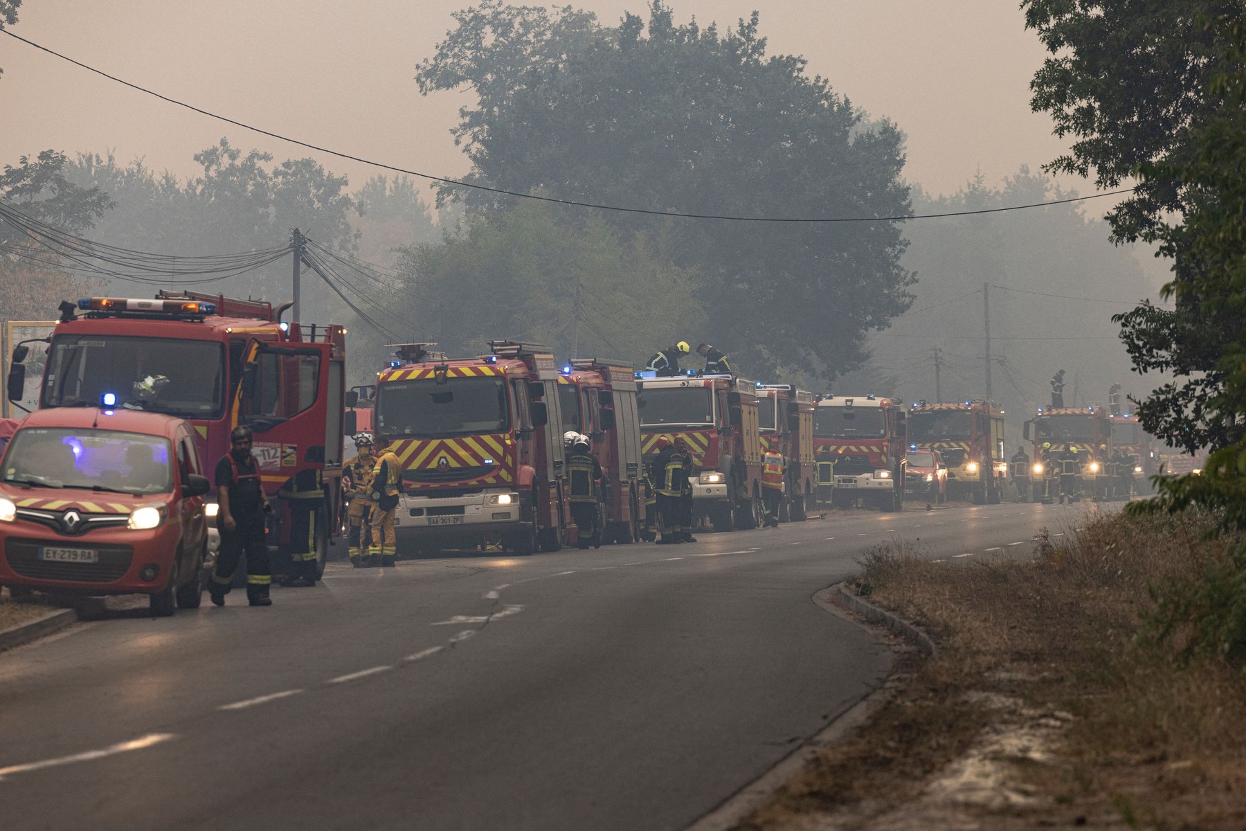 Pompierii români se luptă cu incendiile din Franța. Emmanuel Macron a mulțumit României pentru sprijinul acordat