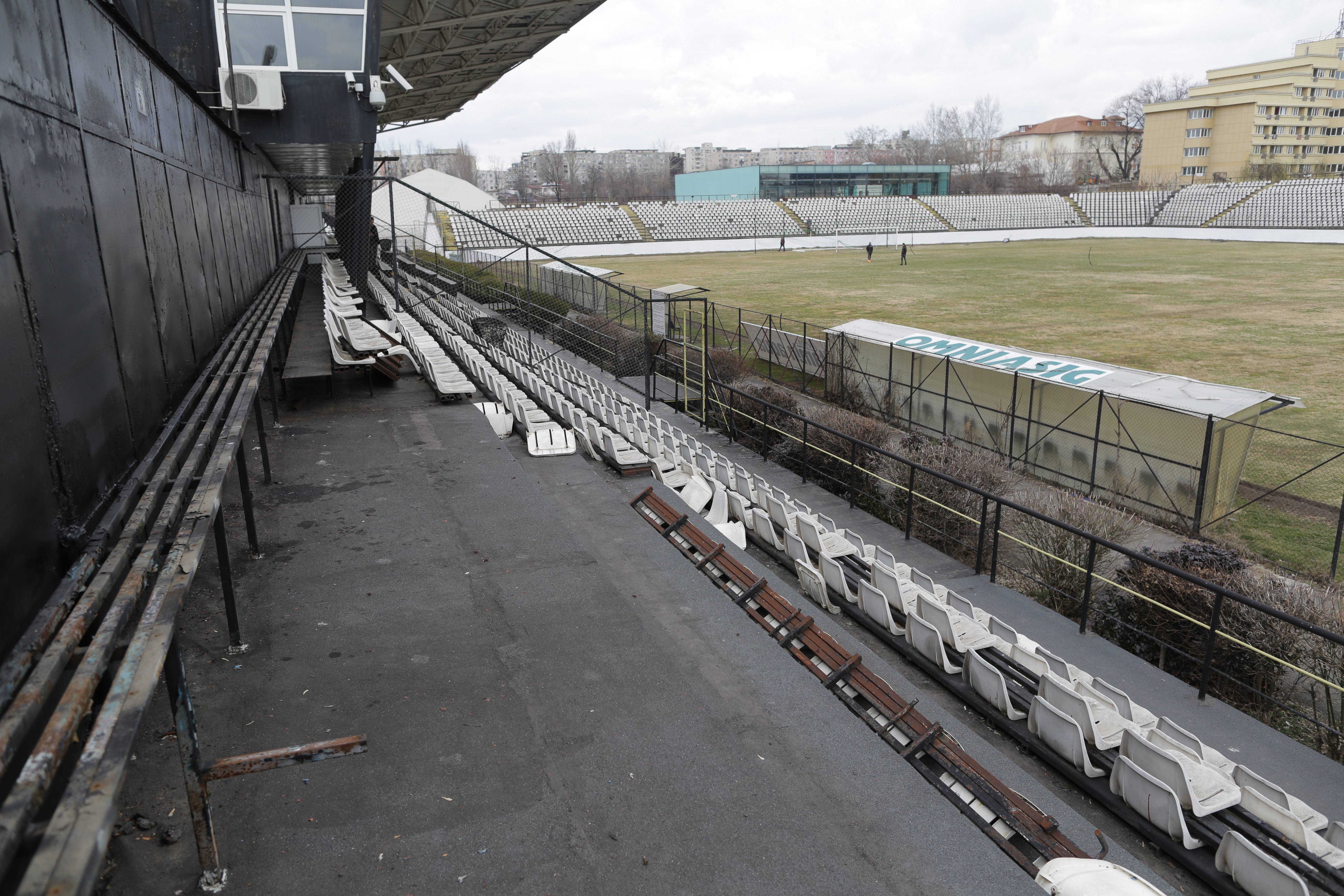 FOTO | Cum arată stadionul din Regie, acolo unde Rapidul va juca returul din Liga 3. Tricouri ”istorice” pentru noile achiziții