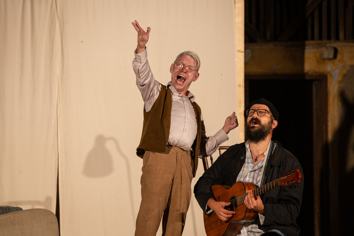 “Cultură’n șură”. O trupă de tineri artiști transformă curțile sătenilor în scene de teatru, de opt ani: “Dacă locuiești într-un sat, nu înseamnă că trebuie să fii izolat cultural”