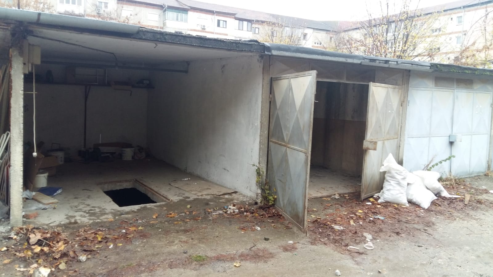 Focare de infecție între blocurile unui mare oraș din România! Oamenii au transformat garajele în depozite de murături, grătare și vechituri; primăria le demolează