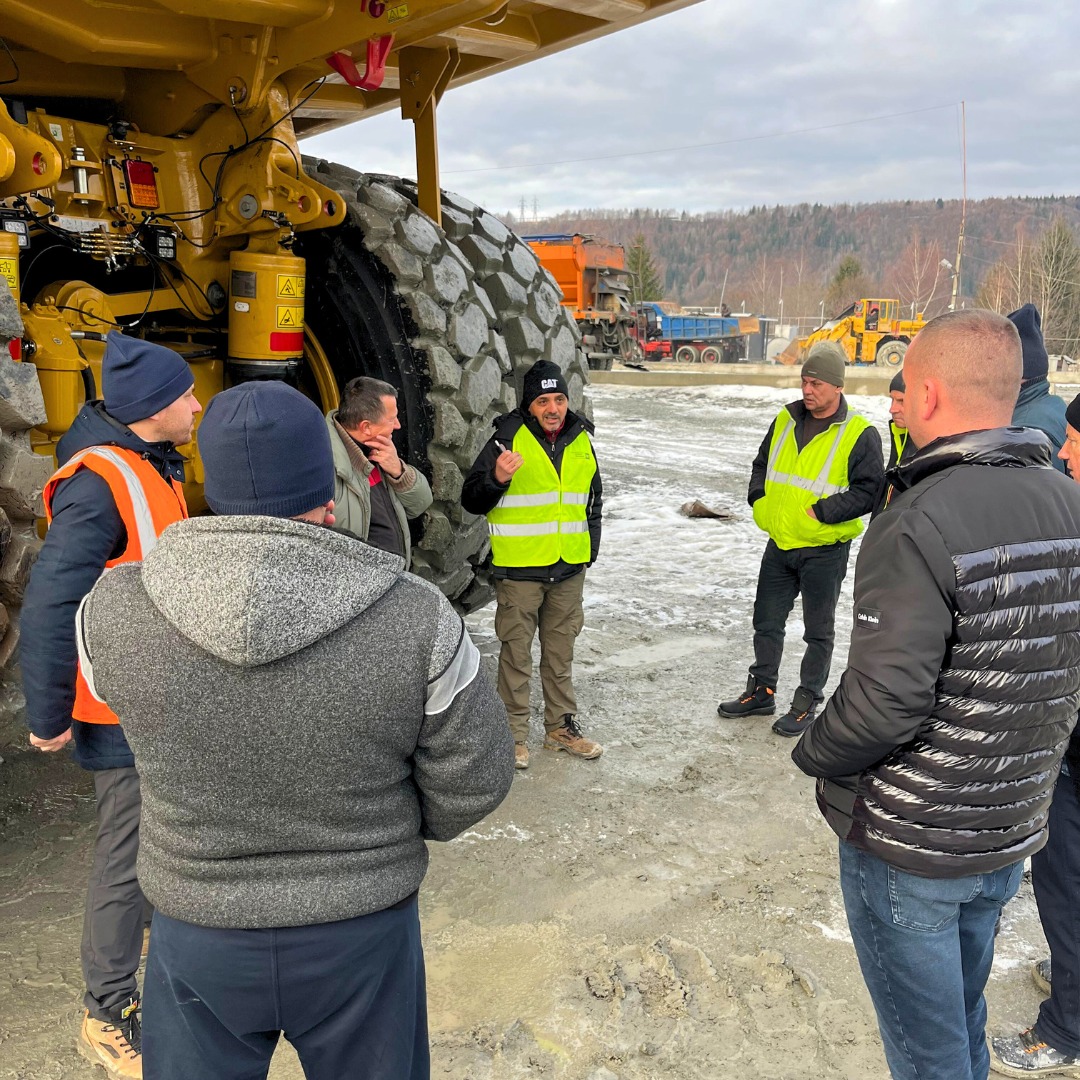CAT 777, „monștrii” din Apuseni. Cele mai mari camioane vândute vreodată în România, cumpărate de Cupru Min cu milioane de euro 