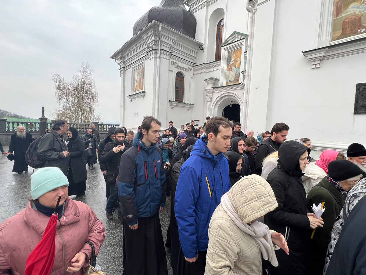 CORESPONDENȚĂ DIN KIEV. În așteptarea Învierii printre baricade, soldați înarmați și alarme, un preot are un mesaj pentru români: „Ne-ați ajutat enorm. Și nu vom uita asta niciodată”