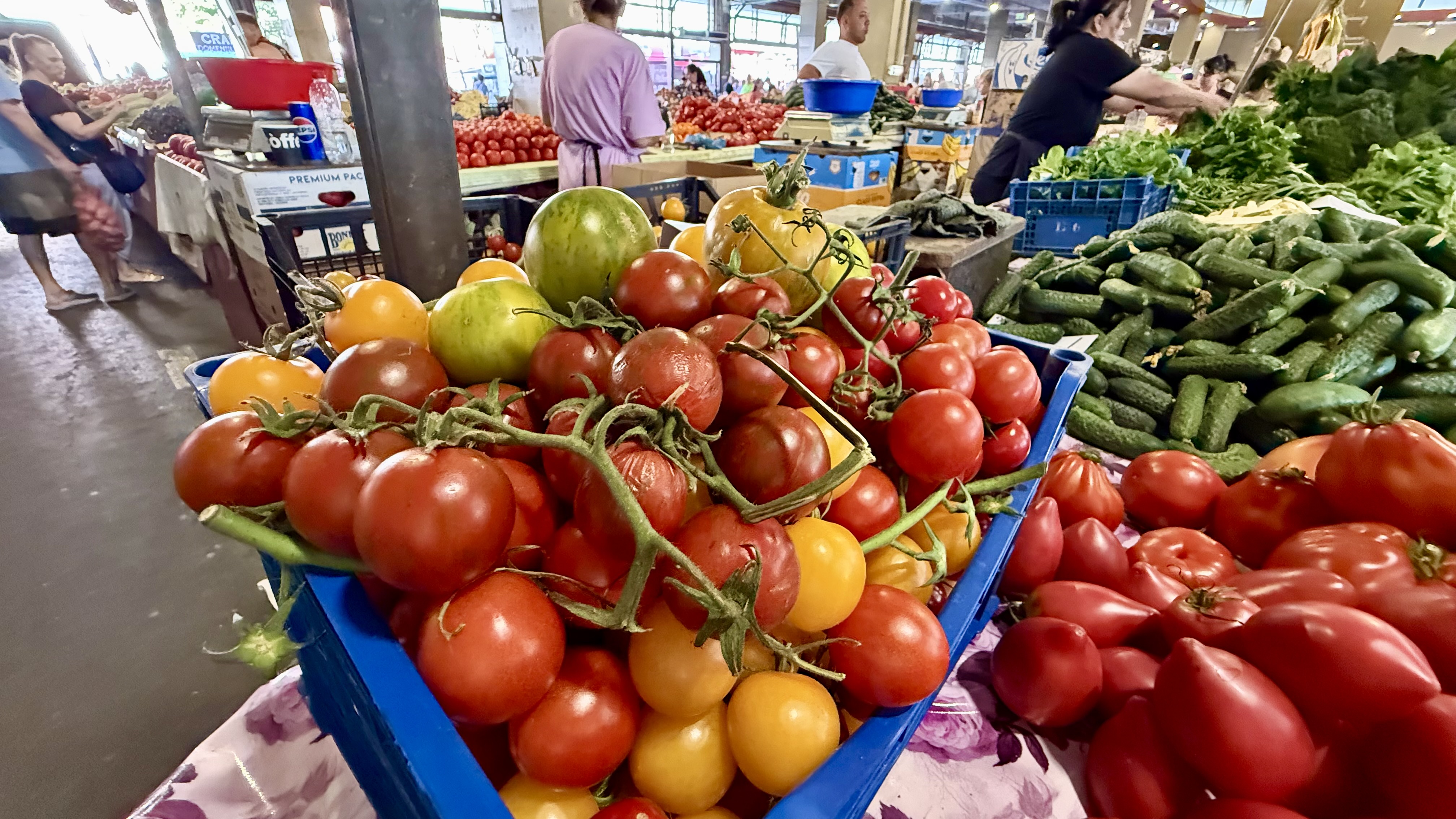 Toată lumea se oprește la această tarabă cu roșii din Piața Obor. Cât costă kilogramul de roșii negre, galbene și portocalii