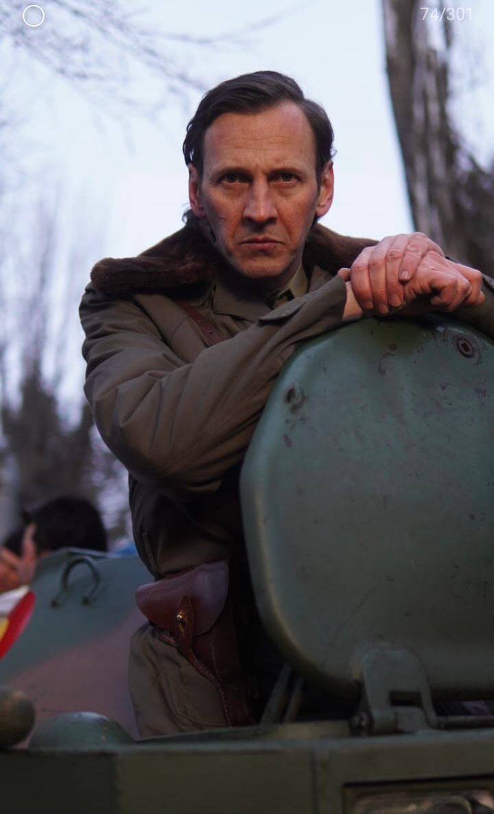 Melodia cântată de oameni când îl văd pe Bogdan Farcaș pe stradă. Actorul e cunoscut de toată țara drept Ciomag din „Clanul”