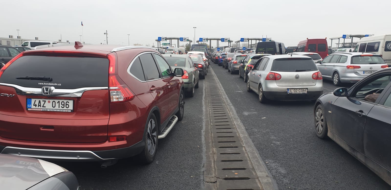 „Am stat 8 ore și acum stau și după foaia de carantină”. Mărturiile românilor blocați la intrarea în țară, la granița cu Ungaria