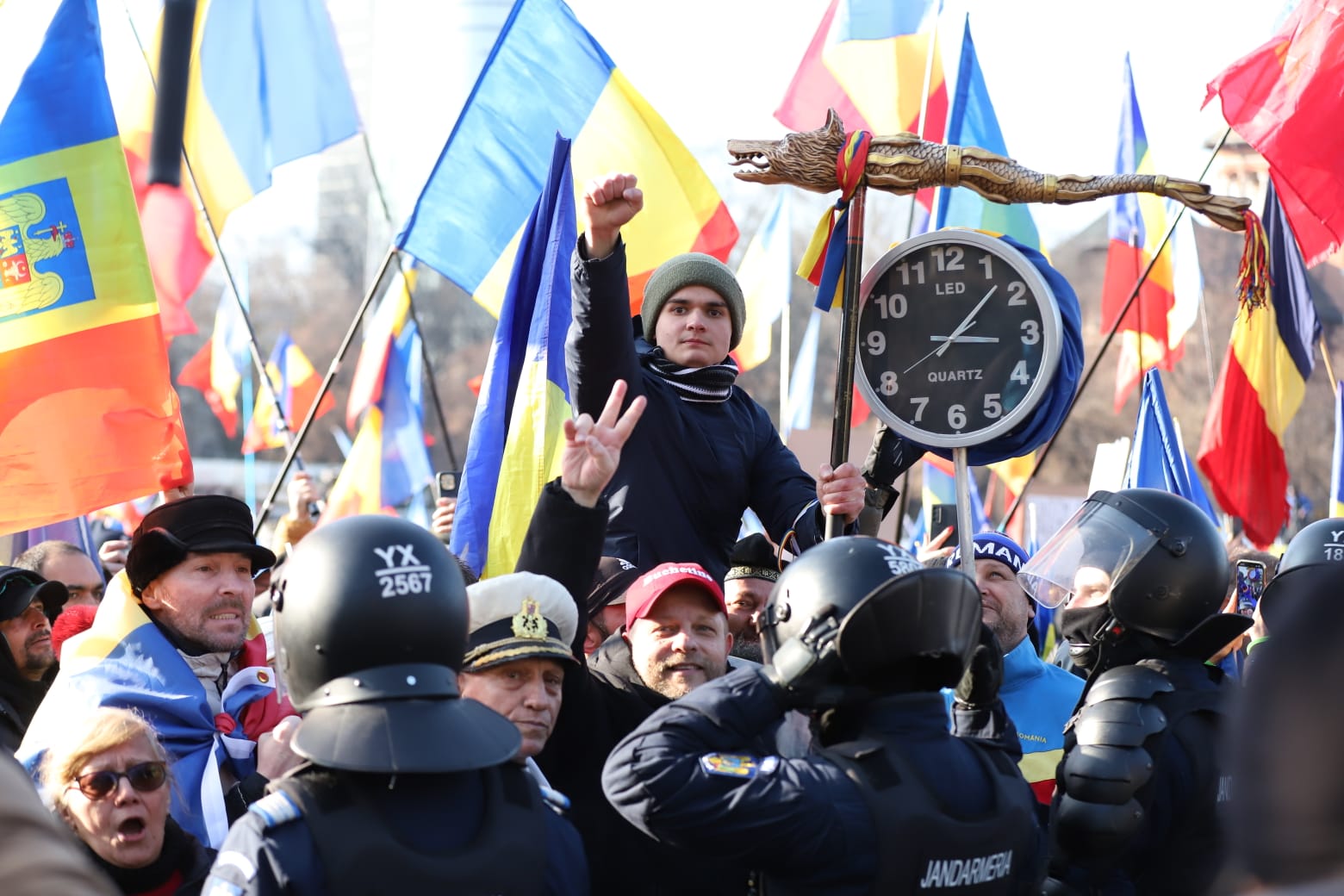 Protestatarii chemați de Călin Georgescu în Piața Victoriei s-au ciocnit cu jandarmii, în fața Guvernului, și au aruncat cu petarde