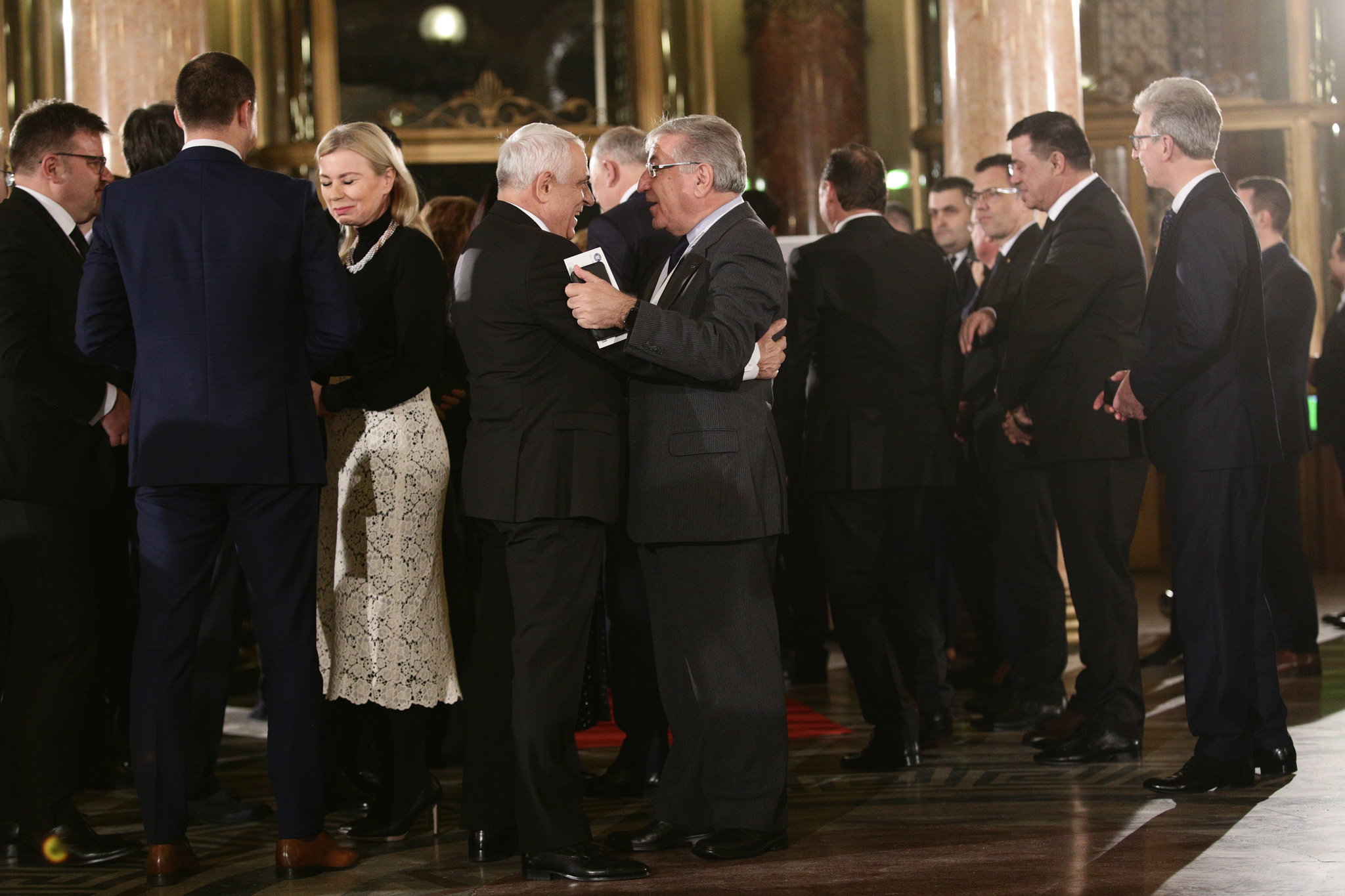 Ce nu s-a văzut la ceremonia preluării Președinției Consiliului UE: brambureală la primirea invitaţilor, aglomeraţie în sală, adversarii politici prietenoși - FOTO