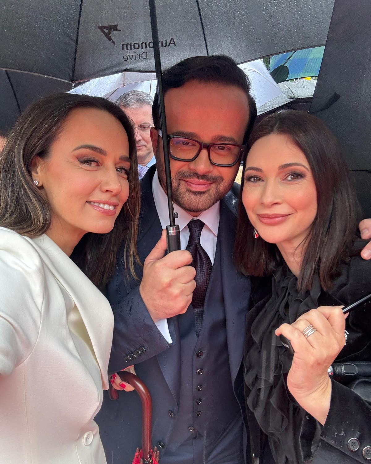 Imagini cu vedetele la învestirea lui Nicușor Dan. Delia, Andreea Raicu și Anca Serea nu au ratat ocazia de a face poză cu noul președinte al României