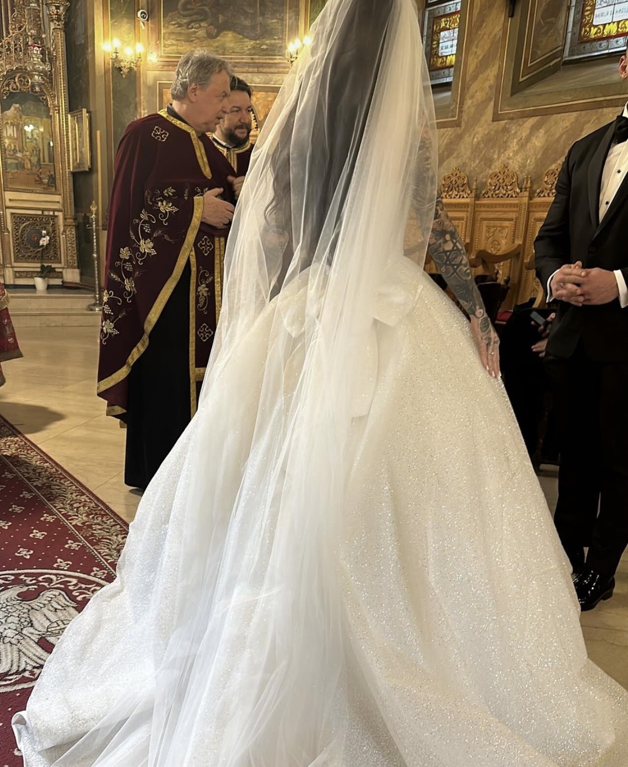 Roxana Vancea și Dragoș Paiu s-au căsătorit religios. Primele imagini cu vedeta în biserică, îmbrăcată în rochie de mireasă