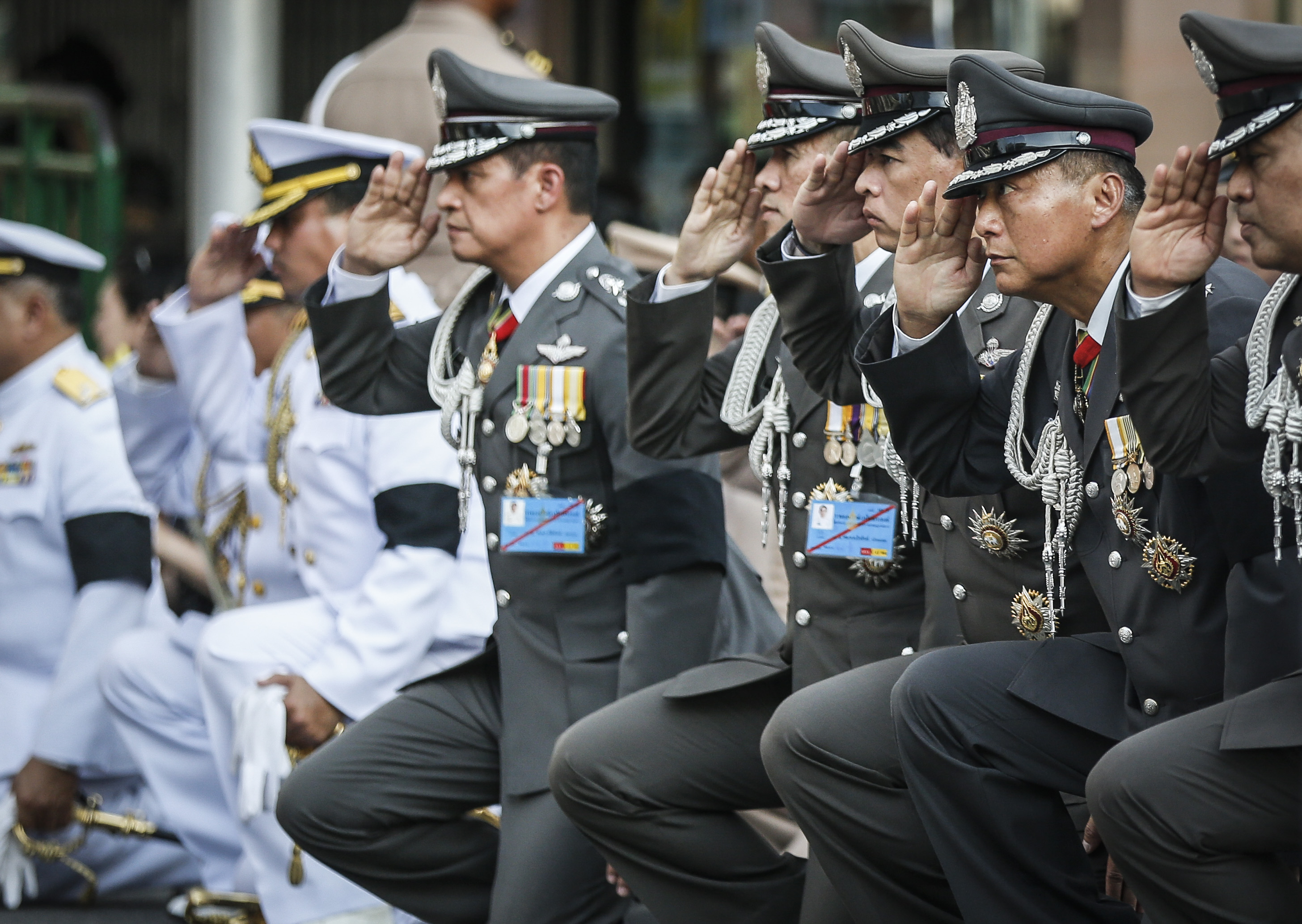 Un an de doliu în Thailanda | Sicriul regelui Bhumibol a fost transportat în cadrul unei procesiuni la Palatul Regal. FOTO