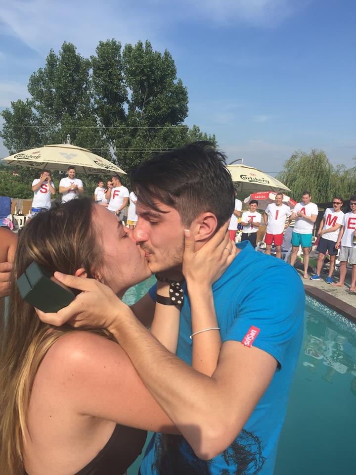 Surpriză la bălăceală! Un tânăr din Sibiu și-a cerut iubita în căsătorie la piscină