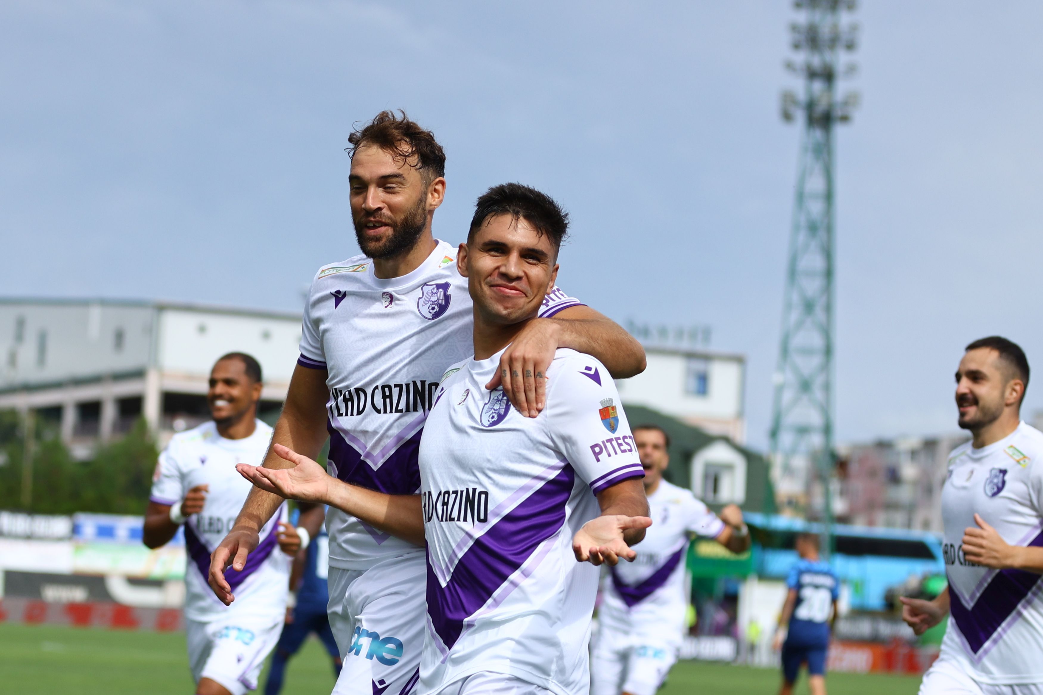 Rober Sierra, mijlocașul spaniol de la FC Argeș: „Ce miracol, suntem buni! Messi e fotbalul! Vreau de la peștișorul fermecat mult calm. Acasă eram pierdut prin munți!”