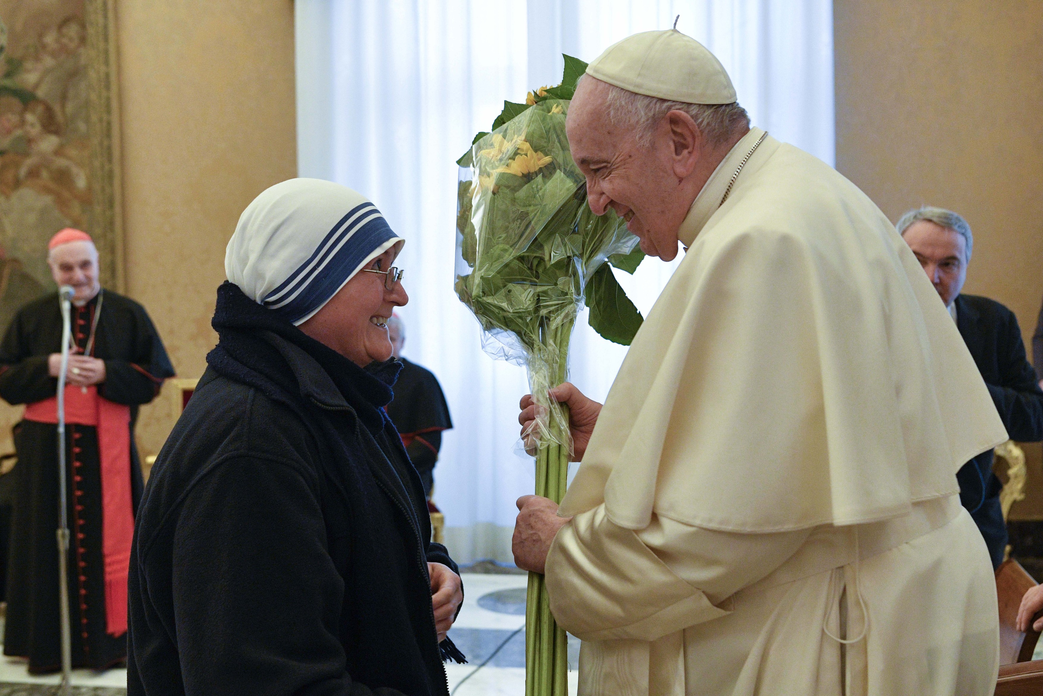Papa Francisc a sărutat mâna unui bărbat fără adăpost, în ziua când a împlinit 86 de ani