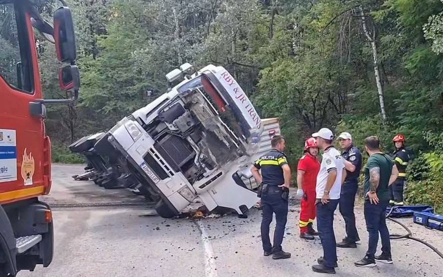 Bărbat mort în Mehedinți, după ce un container transportat de un TIR a căzut, în mers, peste mașina sa