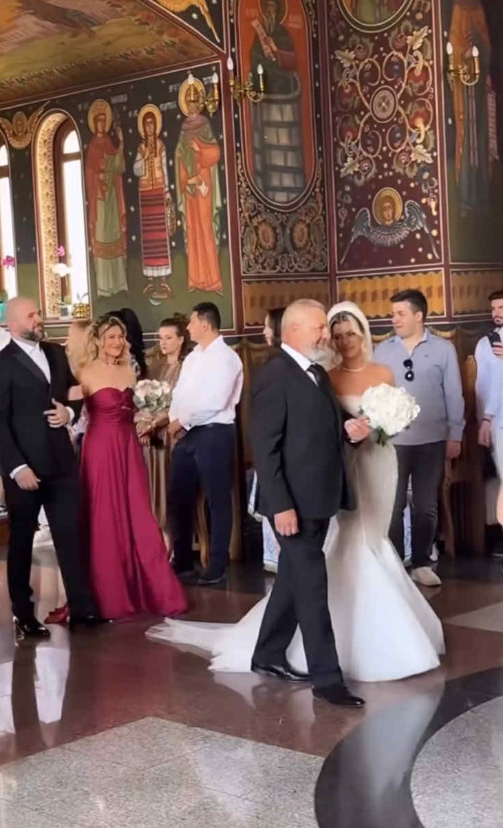 Imagini cu Lora și Ionuț Ghenu, nași de cununie pentru sora lui. Cântăreața nu s-a abținut și a cântat la nunta cumnatei sale