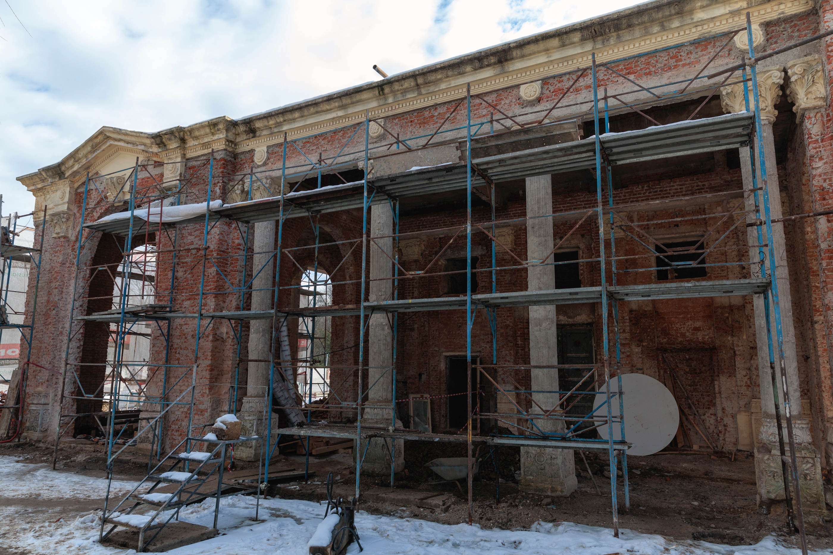 Primarul sectorului 1, Clotilde Armand, a trecut la realizările din mandat „reconstrucția teatrului de vară Bazilescu”, când acolo este încă șantier