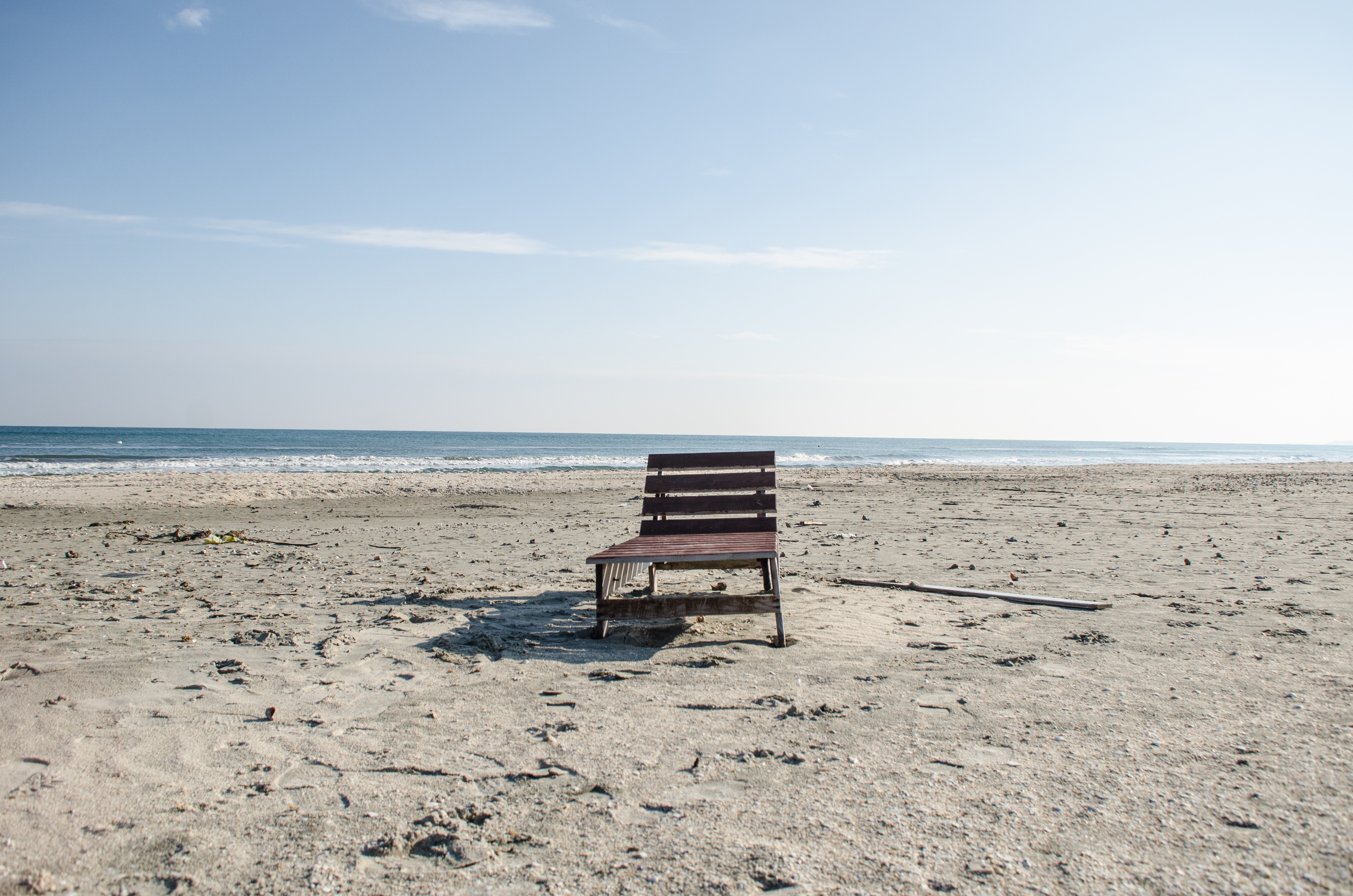 GALERIE FOTO/Ultima zi din an la malul mării. Plaja din Mamaia pe 31 decembrie, la 10 grade Celsius