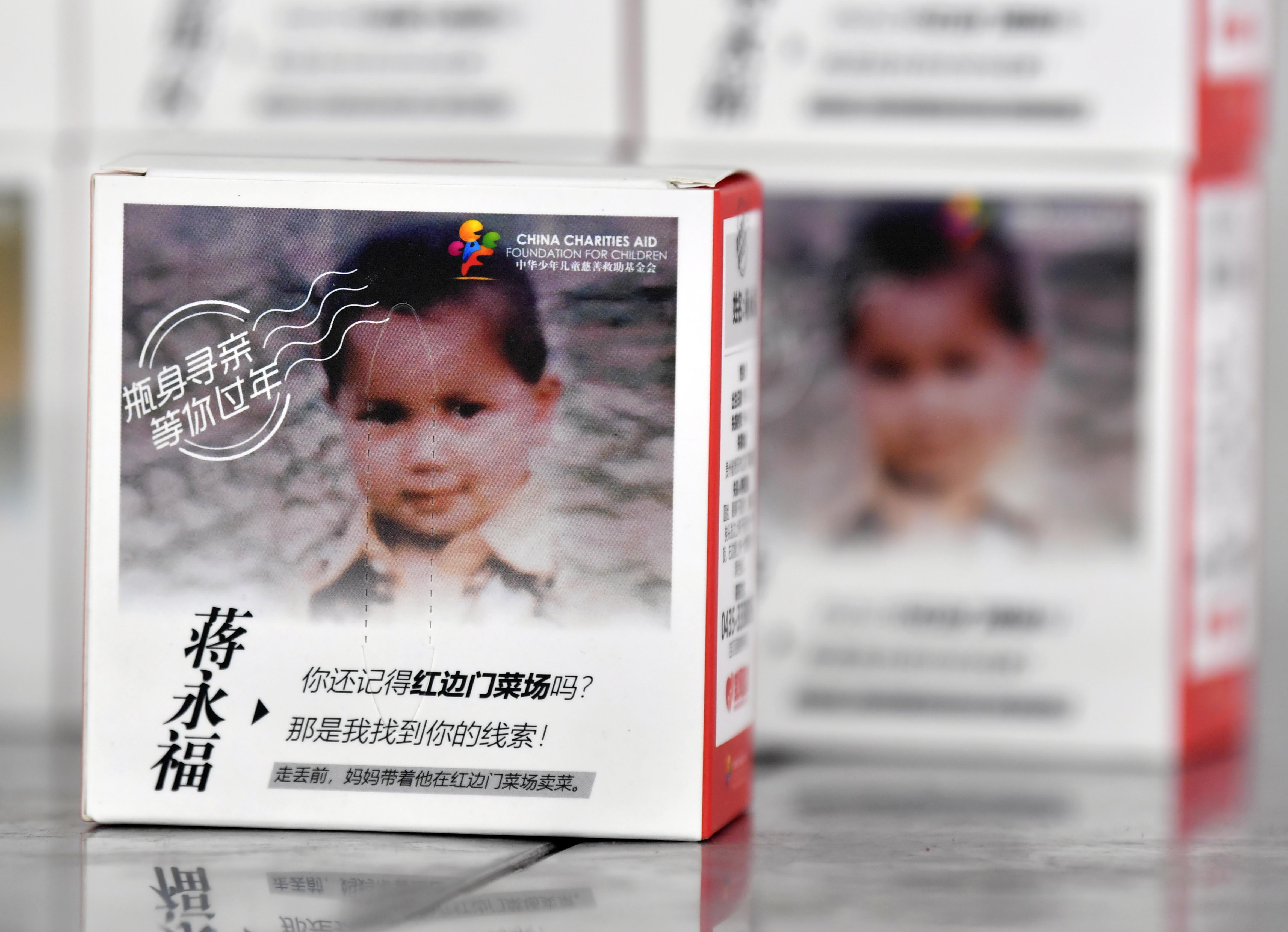 FOTO/ Metoda prin care o companie de băuturi din China vrea să ajute la combaterea traficului de minori. A pus poze cu copii dispăruți pe sticlele de alcool