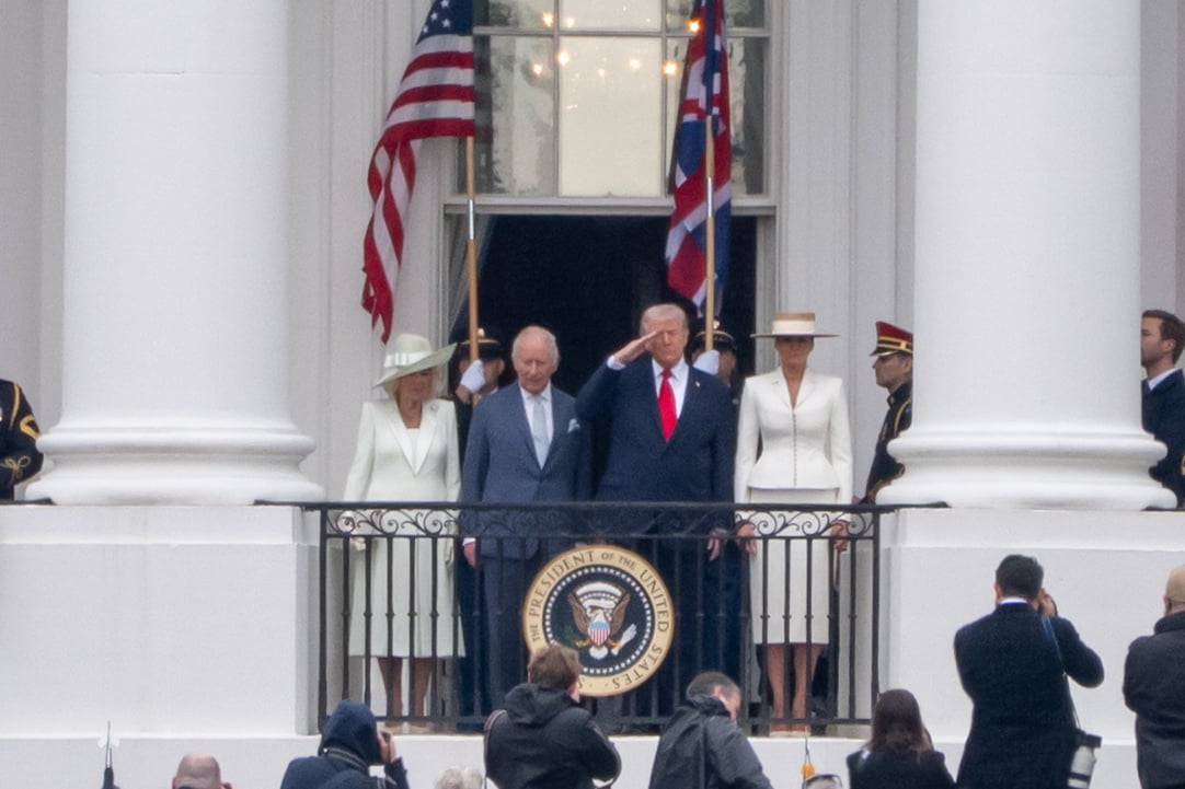 Regele Charles al III-lea, primit cu fast la Casa Albă. Donald Trump laudă „relaţia specială” cu Regatul Unit și face glume: „Ce zi britanică frumoasă”