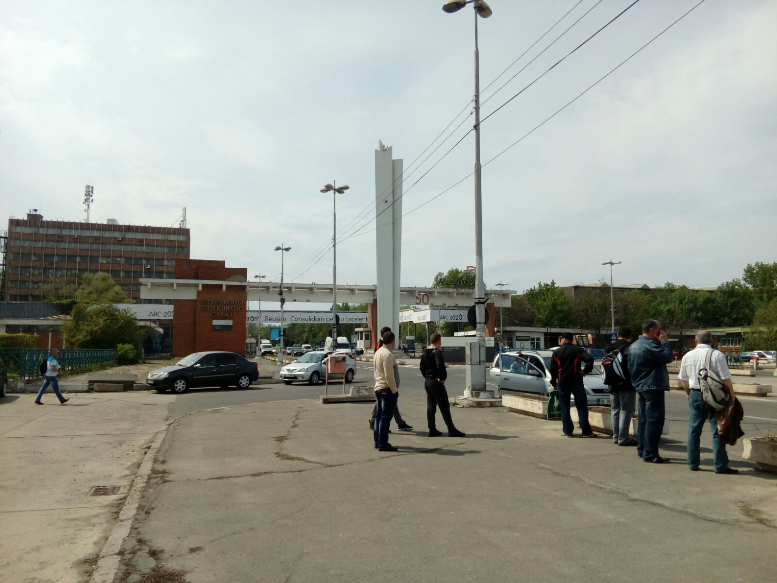 REPORTAJ/ Angajaţii ArcelorMittal Galaţi, între îngrijorare și speranță, înaintea vânzării. "Un şef spunea că cine ţine un ciorap găurit? Cine l-a găurit, nu tot ei?"