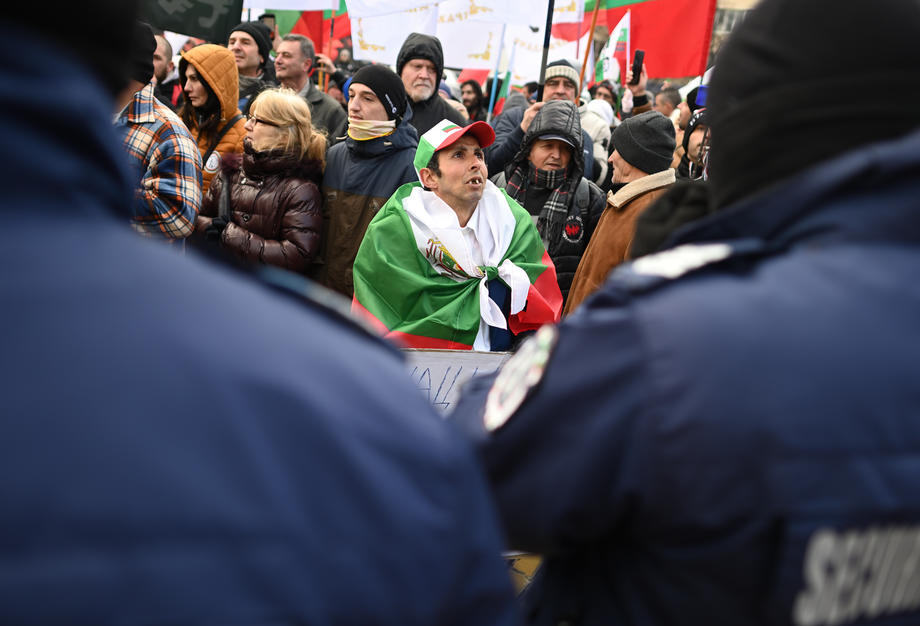 Incidente în Bulgaria, la un protest antirestricții. Manifestanții au vrut să intre în Parlament, unde ușile au fost baricadate cu mese