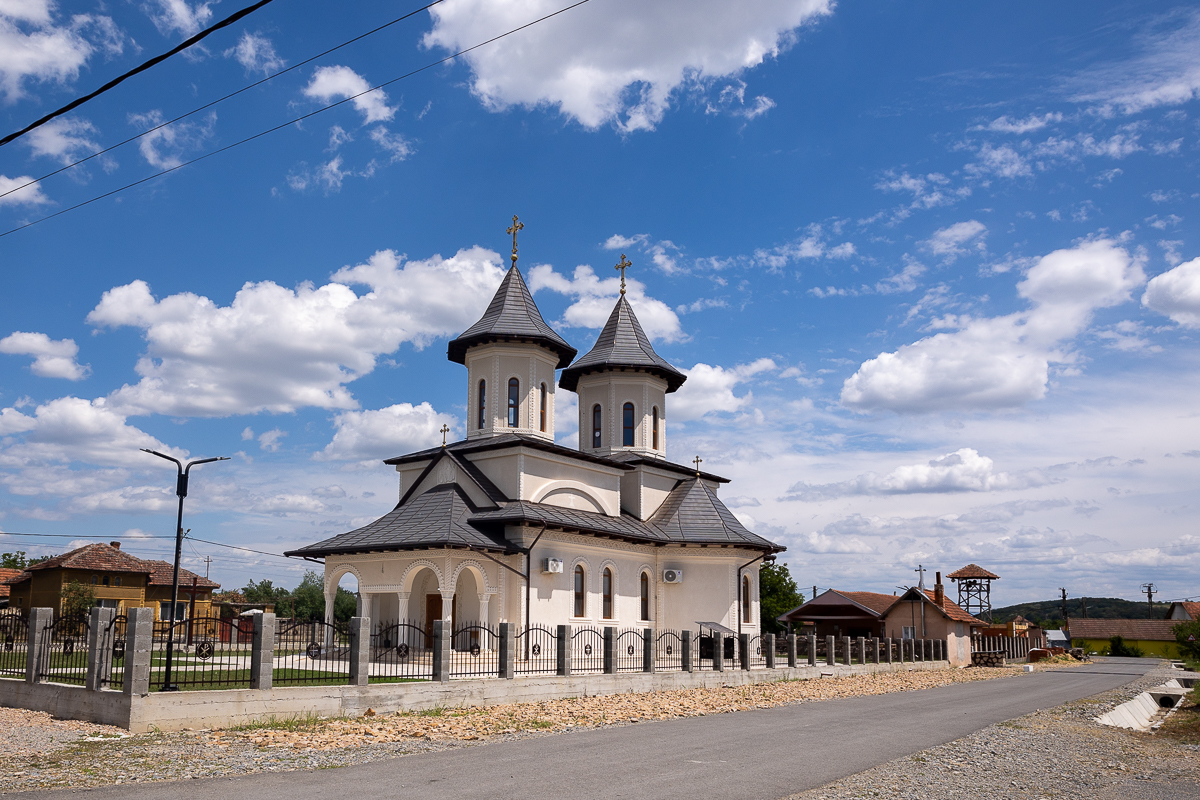 Cimitirul cu necunoscuți din Dumbrava. Viorel Pașca: „Toată lumea, indiferent de religie, are cruce la fel. Ca să nu se supere niciunul”