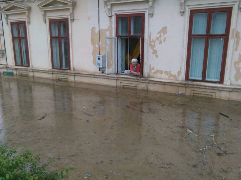 Dezastru în țară din cauza furtunilor! Zeci de oameni evacuați din calea apelor