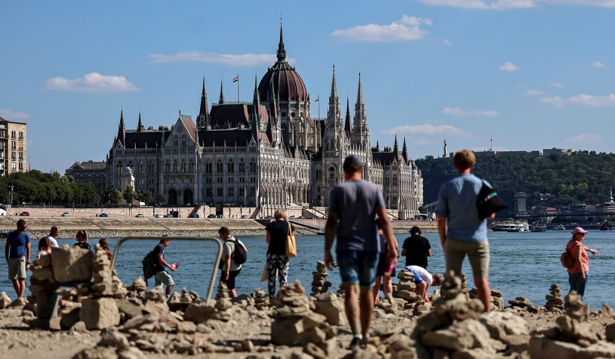 Dunărea s-a retras atât de mult, încât oamenii din Budapesta pot merge pe jos prin albia fluviului