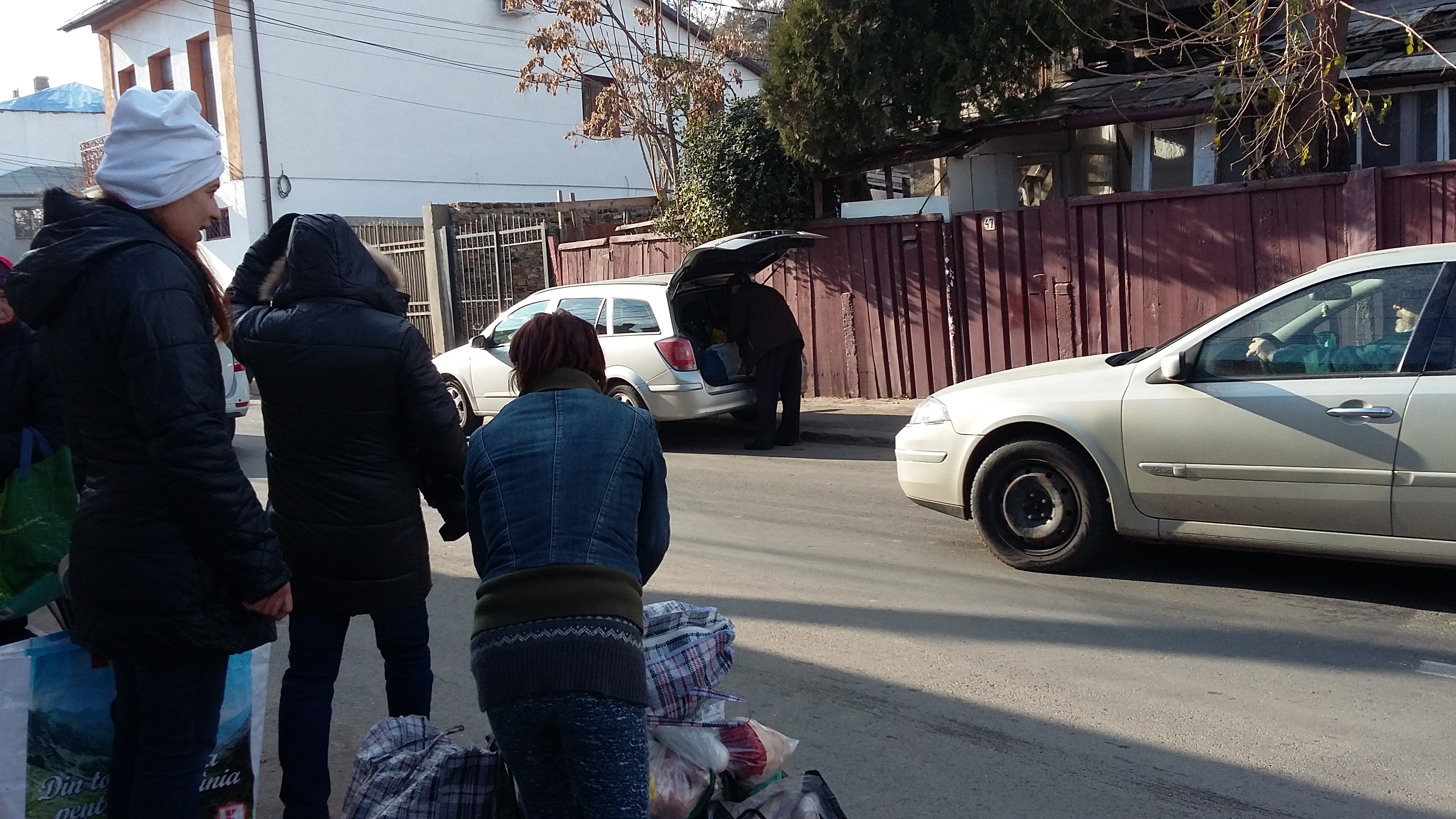 S-au înghesuit să ia ajutoarele de Sfântul Andrei cu taxiul! GALERIE FOTO