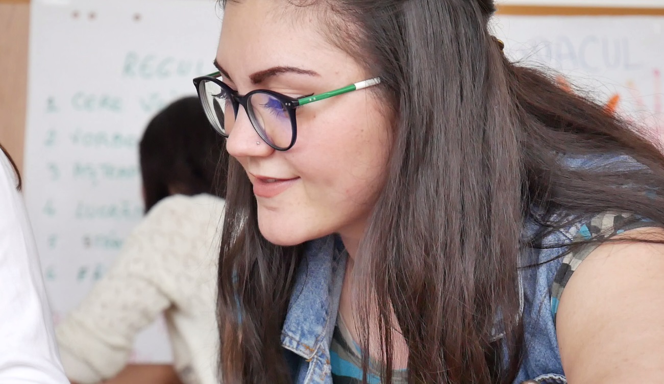 VIDEO/ Copil singur acasă care își dă licența în „copiii singuri acasă”. Bianca, studentă la Asistentă Socială în Iași: „Comunitatea nu se implică”