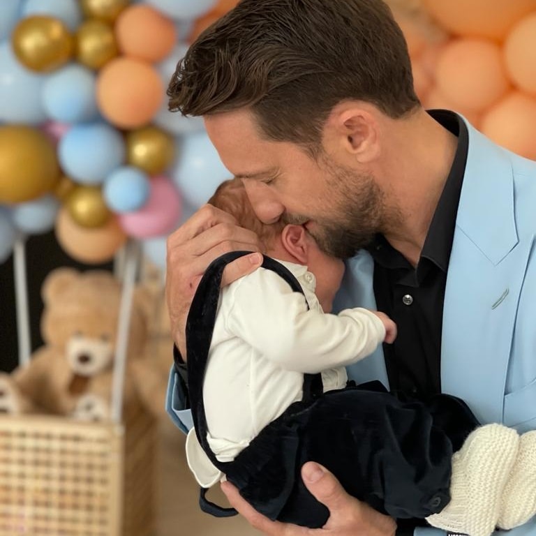 Dani Oțil și Gabriela Prisăcariu, probleme cu bonele. I-au propus fiicei lui Răzvan Simion să aibă grijă de fiul lor: „Un salariu foarte bun”