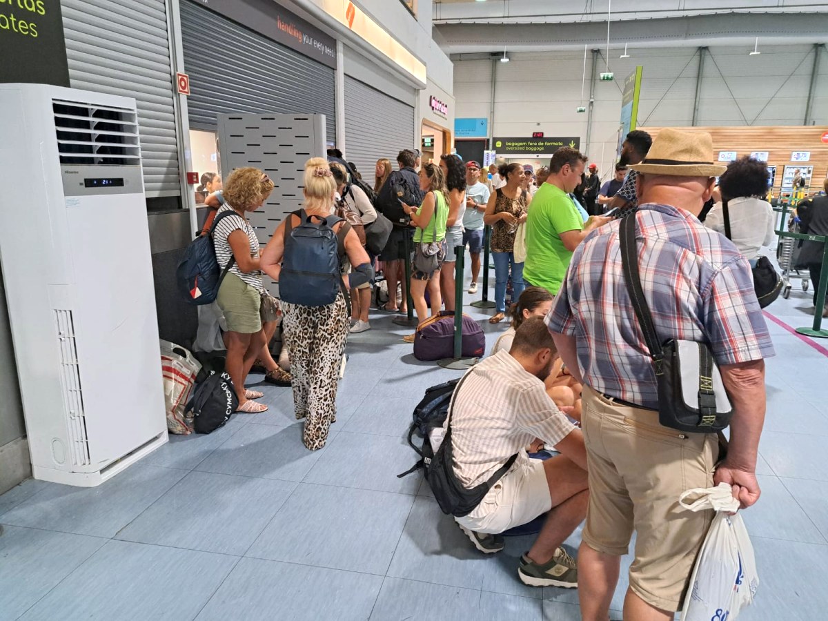 Zeci de turiști români, blocați pe aeroportul din Lisabona, după ce o cursă Wizz Air s-a anulat. „Nu ne-a spus nimeni nimic, nu ne ajută nimeni”. Precizările companiei