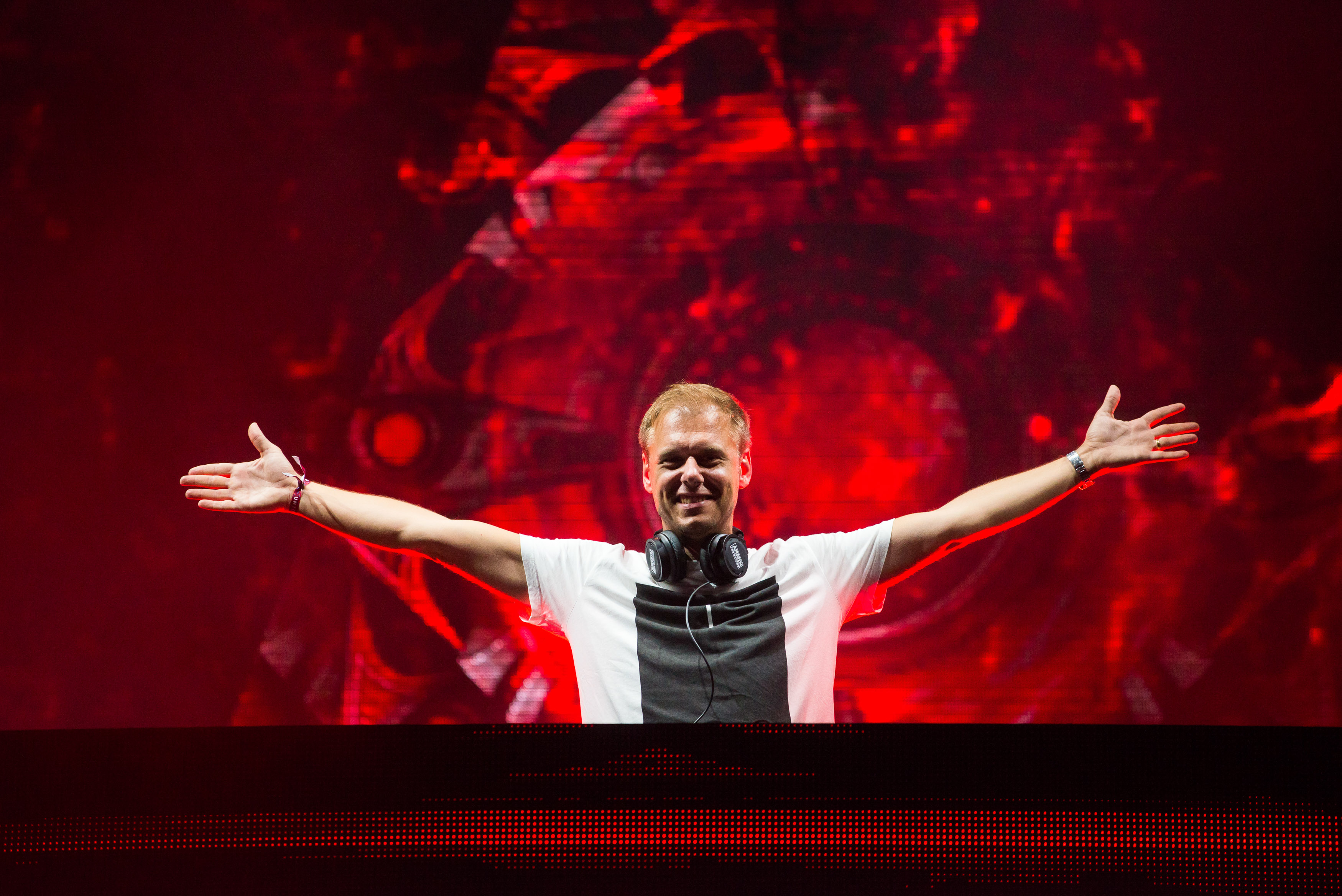 A treia zi la Untold 2017. Armin van Buuren a mixat până când a rămas fără curent