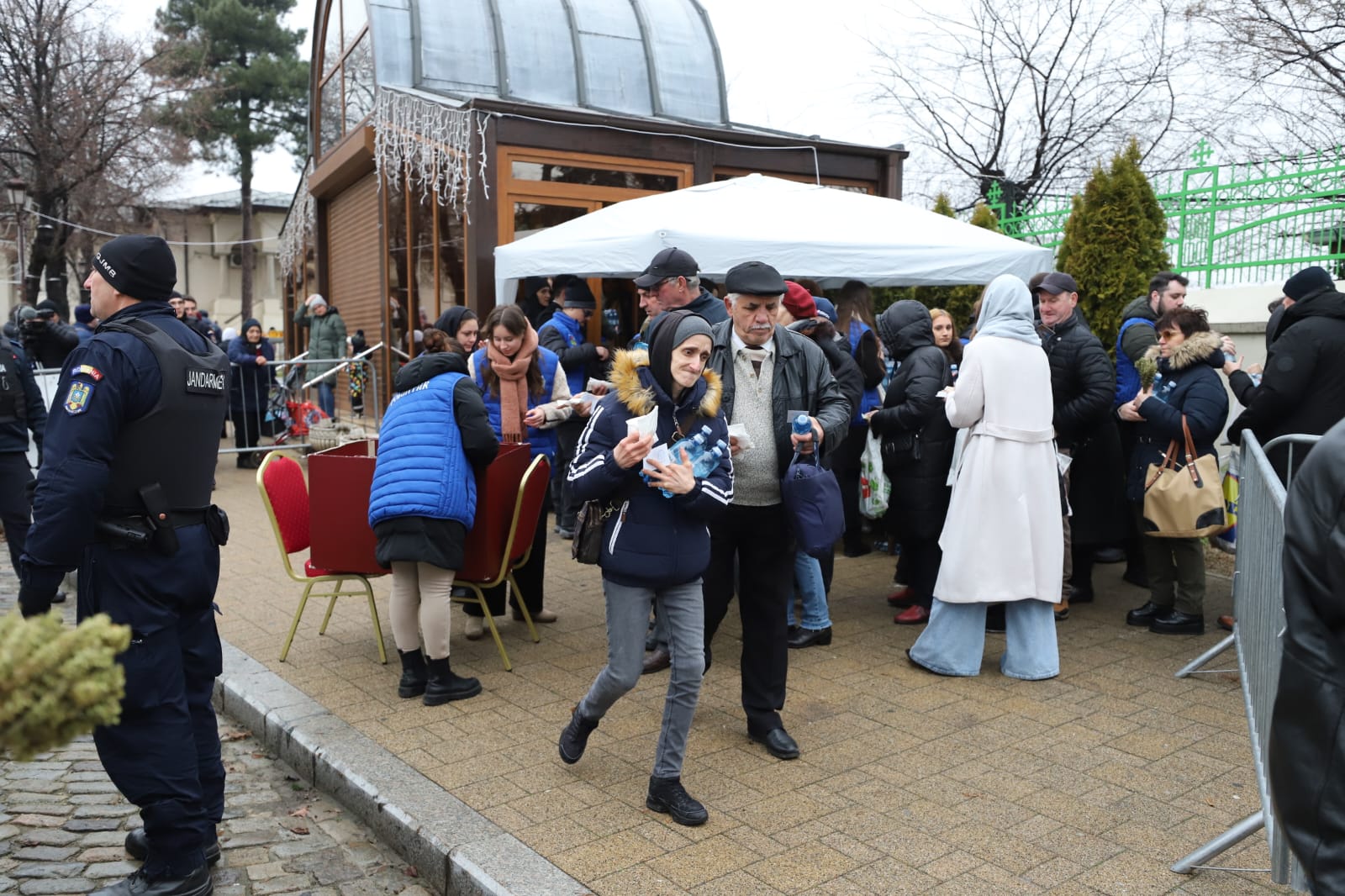 10.000 de litri de Agheasmă Mare au fost împărțiți la slujba de Bobotează de la Catedrala Patriarhală din București