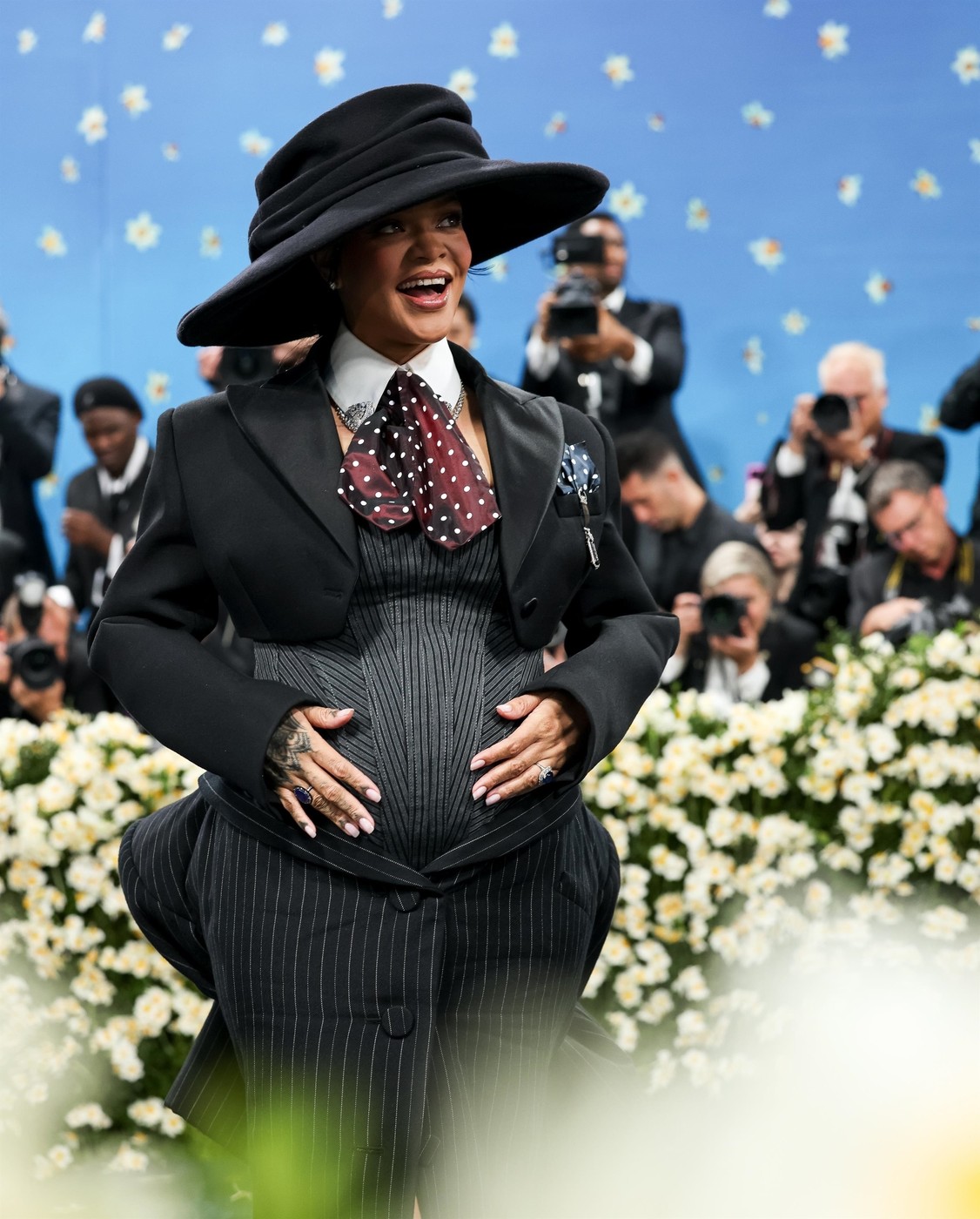 Rihanna e însărcinată cu al treilea copil cu A$AP Rocky. Cum a apărut îmbrăcată la Met Gala 2025, unde tema a fost dedicată modei masculine