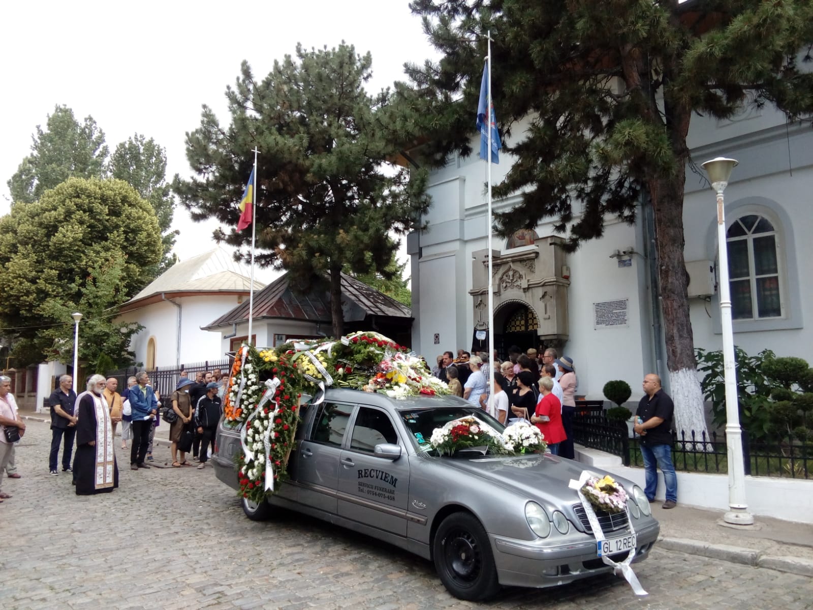 Alexandru Jula a fost condus în aplauze pe ultimul drum. Puțini dintre admiratorii săi au fost prezenți/ GALERIE FOTO&VIDEO