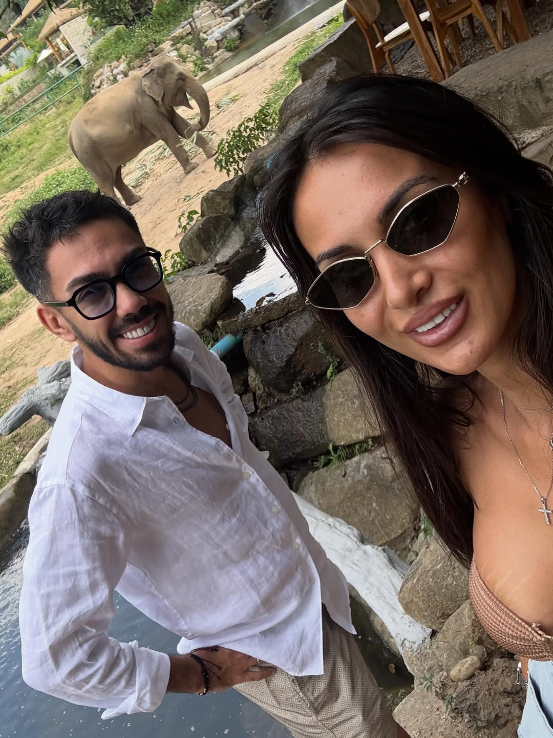 Cântărețul român a plecat în vacanța din Thailanda cu nașa: „Suntem o familie fericită”. De ce nu l-a însoțit nevasta